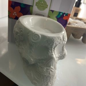 Scentsy “ Calaverita” Warmer